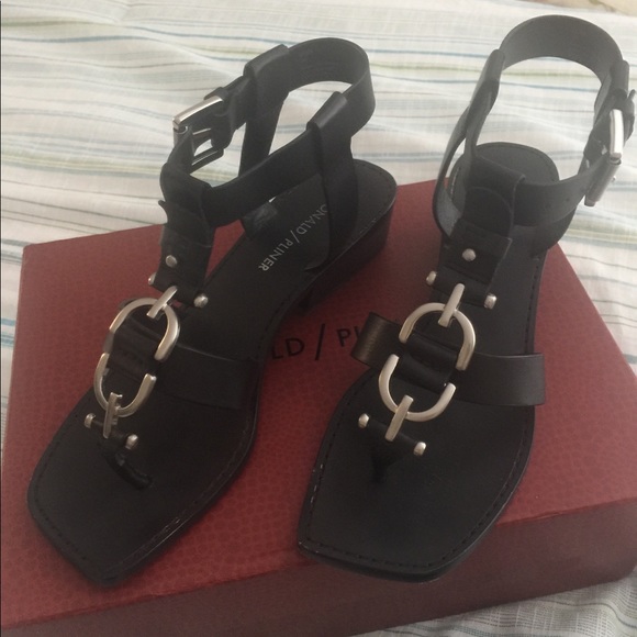 Donald J. Pliner Shoes - Donald Pliner Thong Sandals🌹🌹